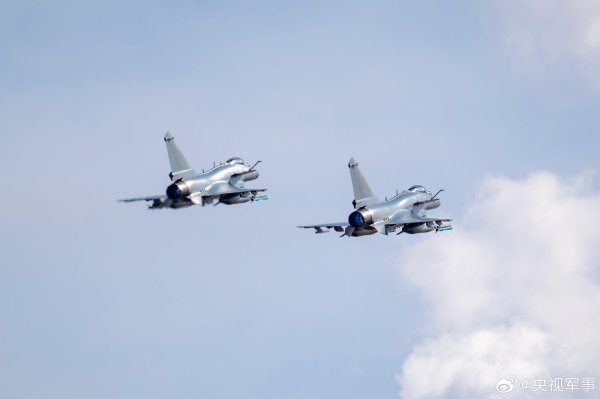 环球策路 赏战鹰与霞光同框 接元气满满的一天！